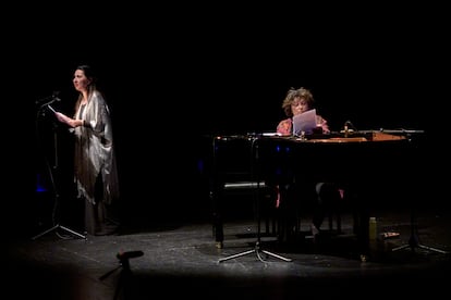 Ana Vega Toscano (de pie) y Marisa Manchado en un momento de 'Una voz en la noche' en los Teatros del Canal.