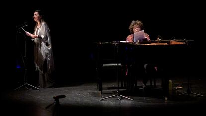 Ana Vega Toscano (de pie) y Marisa Manchado en un momento de 'Una voz en la noche' en los Teatros del Canal.