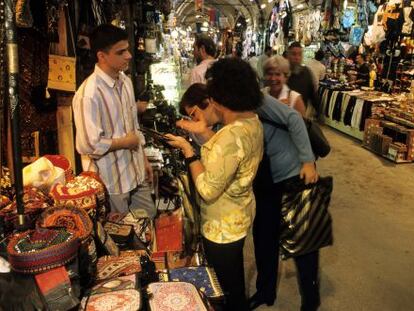 Unos turistas compran en una tienda del Gran Bazar de Estambul. 