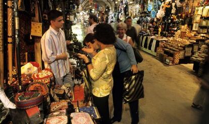 Unos turistas compran en una tienda del Gran Bazar de Estambul. 