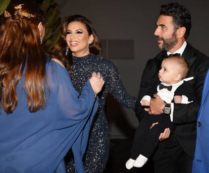 Eva Longoria y su marido, José Bastón, junto a su hijo Santiago en una gala del Festival de Cannes, el 20 de mayo.