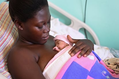 Catalina Santana, de 20 años reposa en una sala del mismo hospital, junto a su recién nacida. Un minúsculo bebé prematuro que llegó al mundo con menos de un kilo. "Yo vivo en un pueblo a unas horas de aquí. Cuando ella nació, como era tan pequeña, cogí un autobús con ella y vine hasta aquí", relata la joven. La llamó Carol Milagro. 
