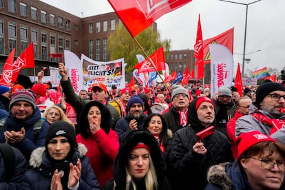 Empleados de Volkswagen, en Wolfsburg (Alemania), asisten a una concentración del sindicato IG Metall frente a la sede de Volkswagen, en diciembre de 2024.