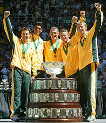 El equipo australiano en pleno, feliz con la ensaladera.