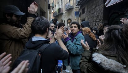 Els veïns aplaudeixen l'aturada del desnonament.