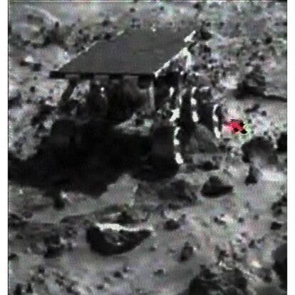 El robot Sojourner trepa por encima de una roca en la superficie del planeta Marte, en una imagen de la TELEVISIÓN de la NASA.