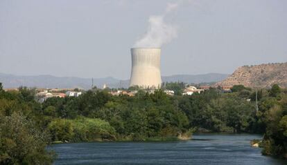Vista de la torre de refrigeraci&oacute;n de la central nuclear de Asc&oacute; I 