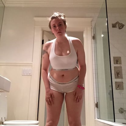 La actriz Lena Dunham nunca ha tenido reparo en enseñar su cuerpo desnudo en la serie 'Girls', que ella misma produce. Así que la guionista y también escritora no tiene problemas en enseñarlo en sus redes sociales.