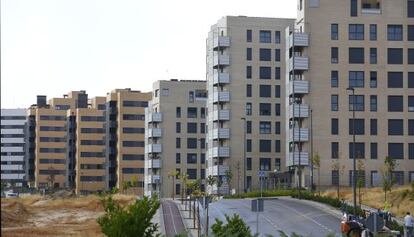 Bloques de viviendas nuevas y vac&iacute;as en Tres Cantos.