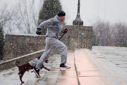 'Rocky' (John G. Avildsen, 1976) 
	

	Si hay alguien que ha demostrado su devoción por las clásicas zapatillas deportivas ese es Rocky Balboa, el boxeador con la vida más longeva de la pantalla y superviviente de todos los K.O habidos y por haber.