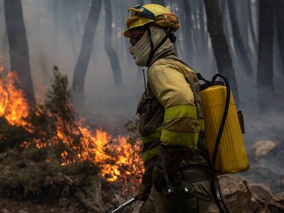 Un bombero lucha contra el fuego el jueves en la sierra de la Culebra (Zamora).