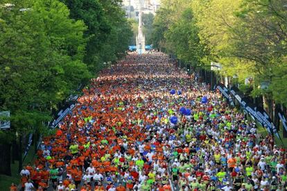 Runners on the Castellana boulevard during last year's Madrid marathon, in which more than 10,000 people participated.