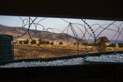 La zona azul que marca la frontera entre Líbano e Israel, establecida por la ONU en 2000. Israel ha sembrado de bombas el territorio libanés.