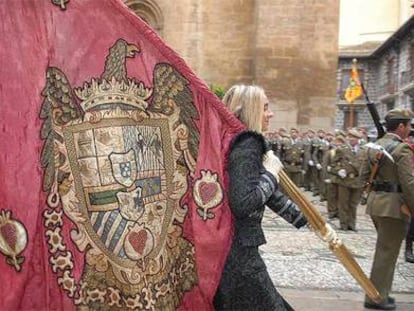 La concejal de Turismo del Ayuntamiento de Granada, Marifrán Carazo, porta el pendón durante el acto conmemorativo del 515º aniversario de la Toma de Granada por los Reyes Católicos.