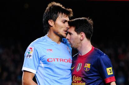 Messi se encara con Jonathan Vila.