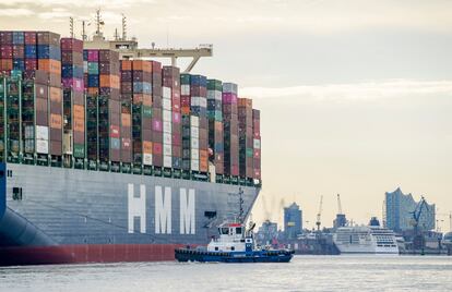 El carguero 'HMM Algeciras' entra en el puerto de Hamburgo.