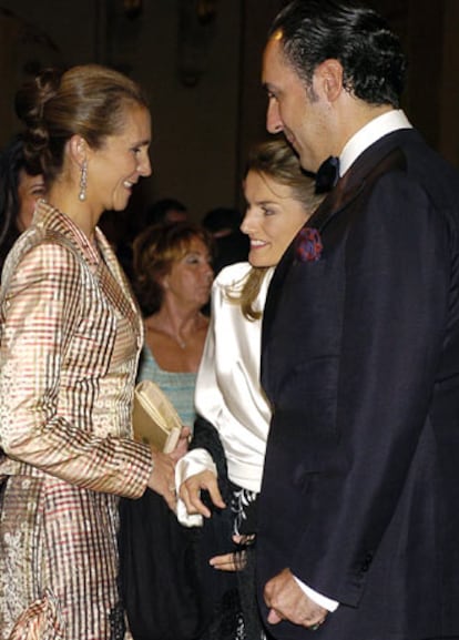 La princesa Letizia, junto a los duques de Lugo, momentos antes de comenzar el concierto que tuvo lugar en la capilla del Palacio de El Pardo previa a la recepción que el presidente de Portugal ha ofrecido con motivo de su visita a España.