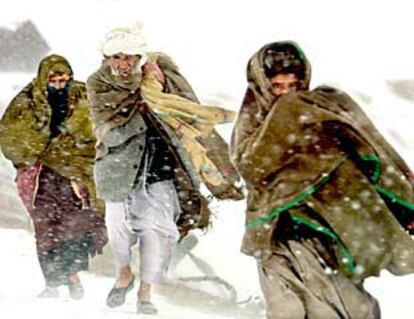 Refugiados afganos se protegen de la nieve en las cercanías del túnel de Salang.