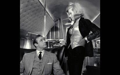 James Bond, interpretado por Sean Connery y Pussy Galore, (la actriz Honor Blackman) en 'Goldfinger'.