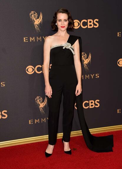 Claire Foy (The crown) fue de las pocas que acudió a la gala en pantalón. El elgante mono negro que lució es de Oscar de la Renta.