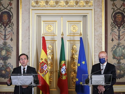 El ministro de Asuntos Exteriores español, José Manuel Albares (izquierda) junto a su homólogo luso, Augusto Santos Silva, tras la reunión mantenida este miércoles en Lisboa.