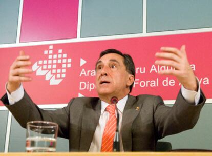 El diputado general de Álava, Xabier Agirre, ayer en rueda de prensa.