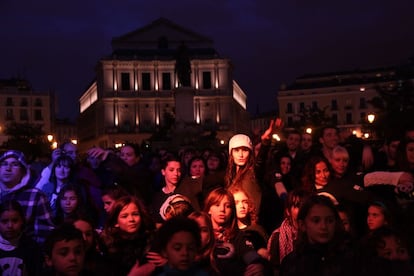 La Plaza de Oriente de Madrid, repleta de gente, y a oscuras durante la hora del planeta. 