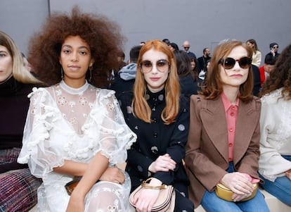 De izquierda a derecha: la cantante Solange Knowles y las actrices Emma Roberts e Isabelle Huppert en el 'front 'row' del desfile de Chloe.