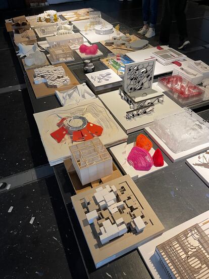 Planos, maquetas, dibujos, y fotografías que se exhiben en las Puertas Abiertas ETSAM 2021 en la Central de Diseño de Matadero Madrid.