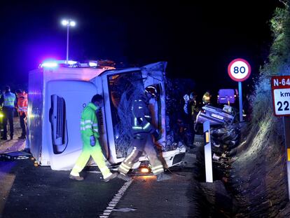 Lugar del accidente entre un turismo y un camión en el que han perdido la vida tres jóvenes que viajaban en el automóvil, este miércoles por la noche en Caldas de Reis, Pontevedra.