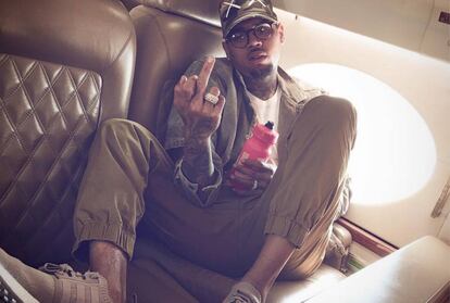 El rapero Chris Brown hace uno de sus típicos gestos durante un vuelo en su avión privado. La imagen la publicó en su Instagram.