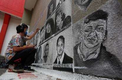 Varios artistas pintan los rostros de algunos de los jóvenes muertos a manos de la policía durante las manifestaciones de protesta en Cali (Colombia), el pasado martes.