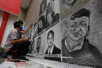 Varios artistas pintan los rostros de algunos de los jóvenes muertos a manos de la policía durante las manifestaciones de protesta en Cali (Colombia), el pasado martes.