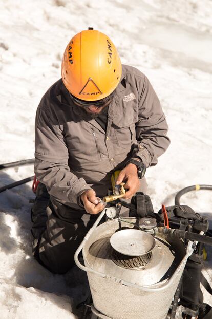 El glaciólogo Memo Ontiveros prende la tamalera, una perforadora a base de vapor de fabricación noruega, que permitirá instalar las balizas para medir la pérdida de hielo.