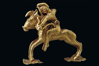 Figura en oro de caballero con arco (siglos V-IV antes de Cristo), procedente del imperio persa, contra el que luchó Alejandro.
