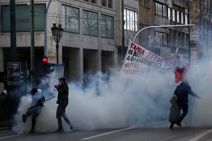 Protestas en Atenas contra el Gobierno tras el accidente ferroviario.