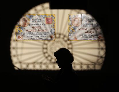 La sombra de una reja se proyecta sobre una pared de la plaza de toros de Las Ventas.