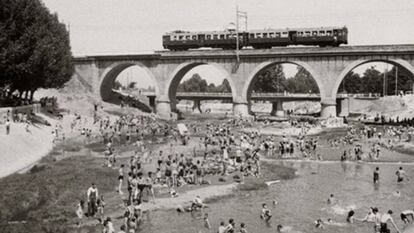 Escena de baños y merienda en el río Manzanares en 1946. Fondo Fotográfico Martín Santos Yubero. ARCM.