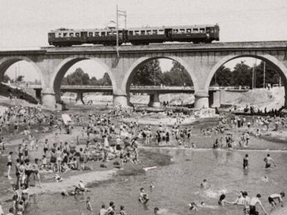 Escena de baños y merienda en el río Manzanares en 1946. Fondo Fotográfico Martín Santos Yubero. ARCM.