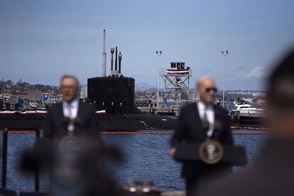 El primer ministro australiano Anthony Albanese y Joe Biden, en la Base Naval Point Loma, este lunes.