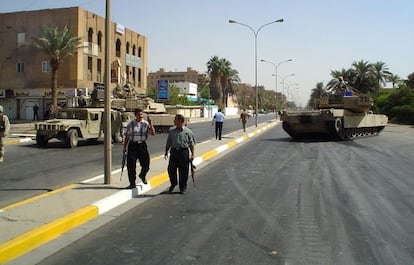 Bagdad, Irak 2002, poco después del final oficial de la guerra. Este incidente me sorprendió durante la visita a un cibercafé. El dueño me informó de que había habido una manifestación y que estaban atacando una licorería regentada por cristianos en el local de al lado. Pronto comenzaron los disparos. Me dijo que me refugiara en su oficina. Al poco rato, cuando los atacantes se habían dispersado, aparecieron los soldados. Sorprendía lo aparentemente rutinario que para los iraquíes y los soldados resultaba todo aquello.