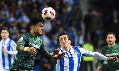 Mikel Oyarzabal y Bartra luchan por el balón.