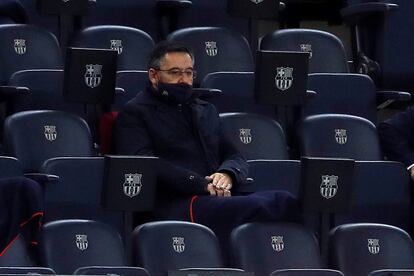 El presidente del FC Barcelona Josep Maria Bartomeu, en la grada del Camp Nou en el partido ante el Sevilla.