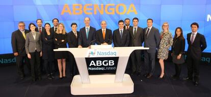Representantes de Abengoa, momentos antes de dar el campanazo de cierre de la sesión del martes del Nasdaq.