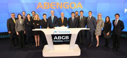 Representantes de Abengoa, momentos antes de dar el campanazo de cierre de la sesi&oacute;n del martes del Nasdaq.