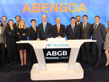 Representantes de Abengoa, momentos antes de dar el campanazo de cierre de la sesi&oacute;n del martes del Nasdaq.