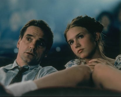 Jeremy Irons e Dominique Swain em uma cena promocional de ‘Lolita’ (1997). 