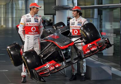 Jenson Button (izquierda) y Sergio Prez posan con el MP4-28.