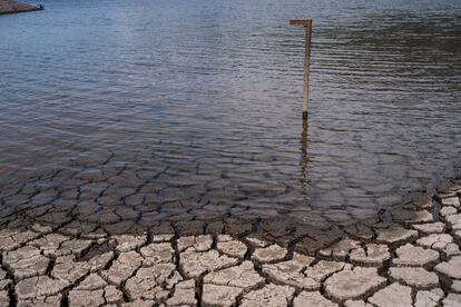 Barras medidoras expuestas por el bajo nivel de agua en el embalse de San Rafael.