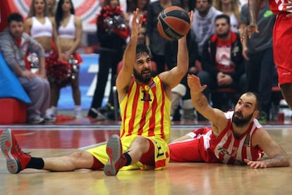 Navarro, junto a Spanoulis, juega el balón desde el suelo.